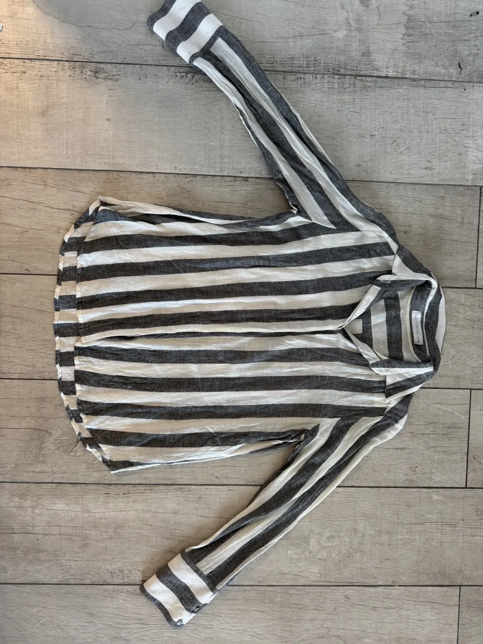 Remera a rayas grises y blancas con estampa de flor roja y letras rosas "LA VIE BOHEME".