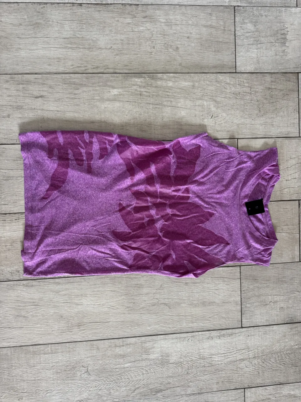 Vestido corto color lila con estampa floral en tono más oscuro. Es sin mangas. Talle 42. El algodón de la tela tiene un poco de bolitas.