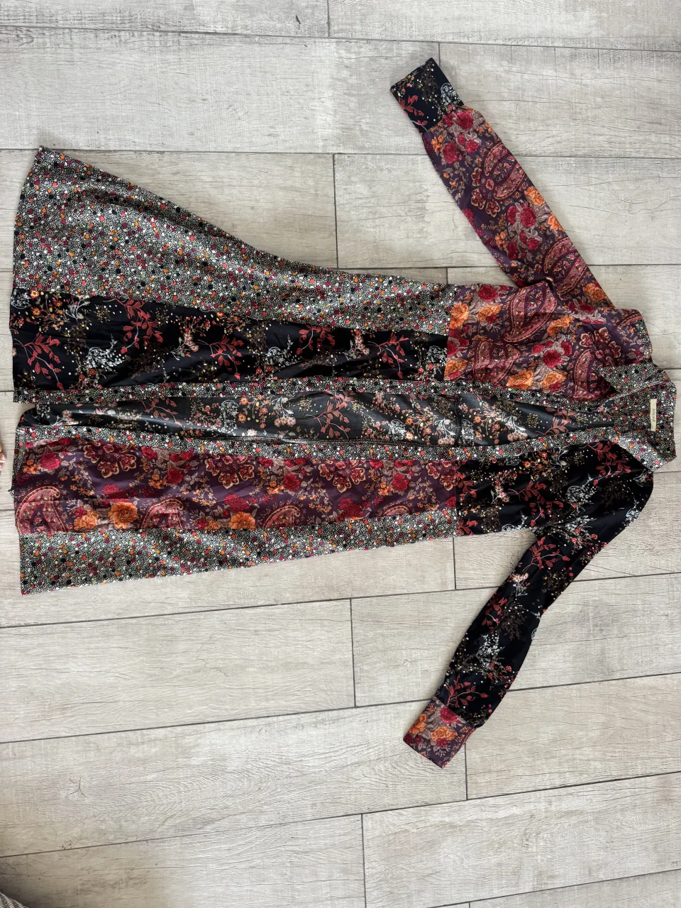 Vestido largo con mangas largas y estampa floral y de paisley en parches. Cuello camisero.