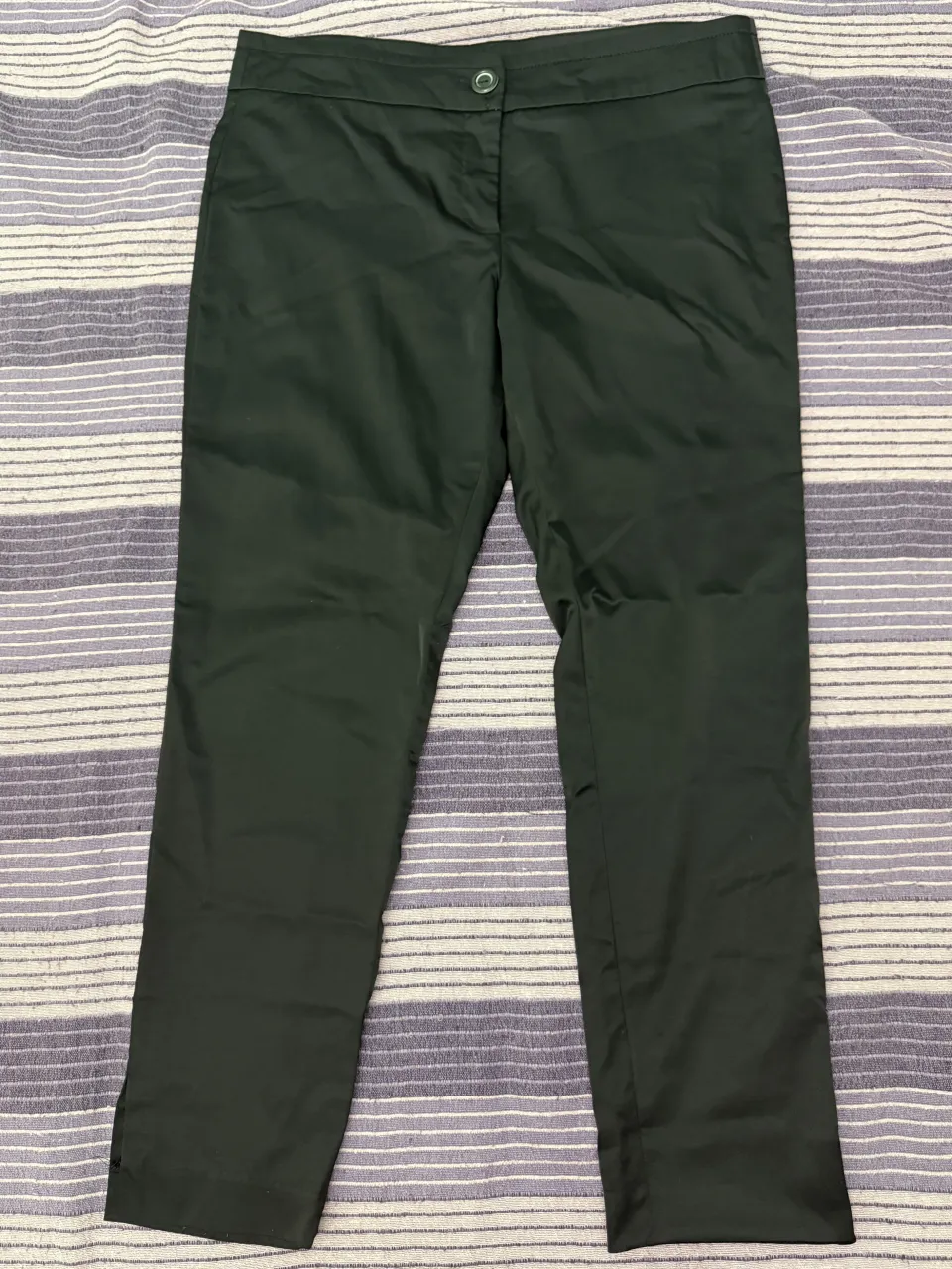 Pantalón de vestir recto, tiro bajo, con bolsillos traseros y un botón en la cintura. Ideal para un look elegante y formal.