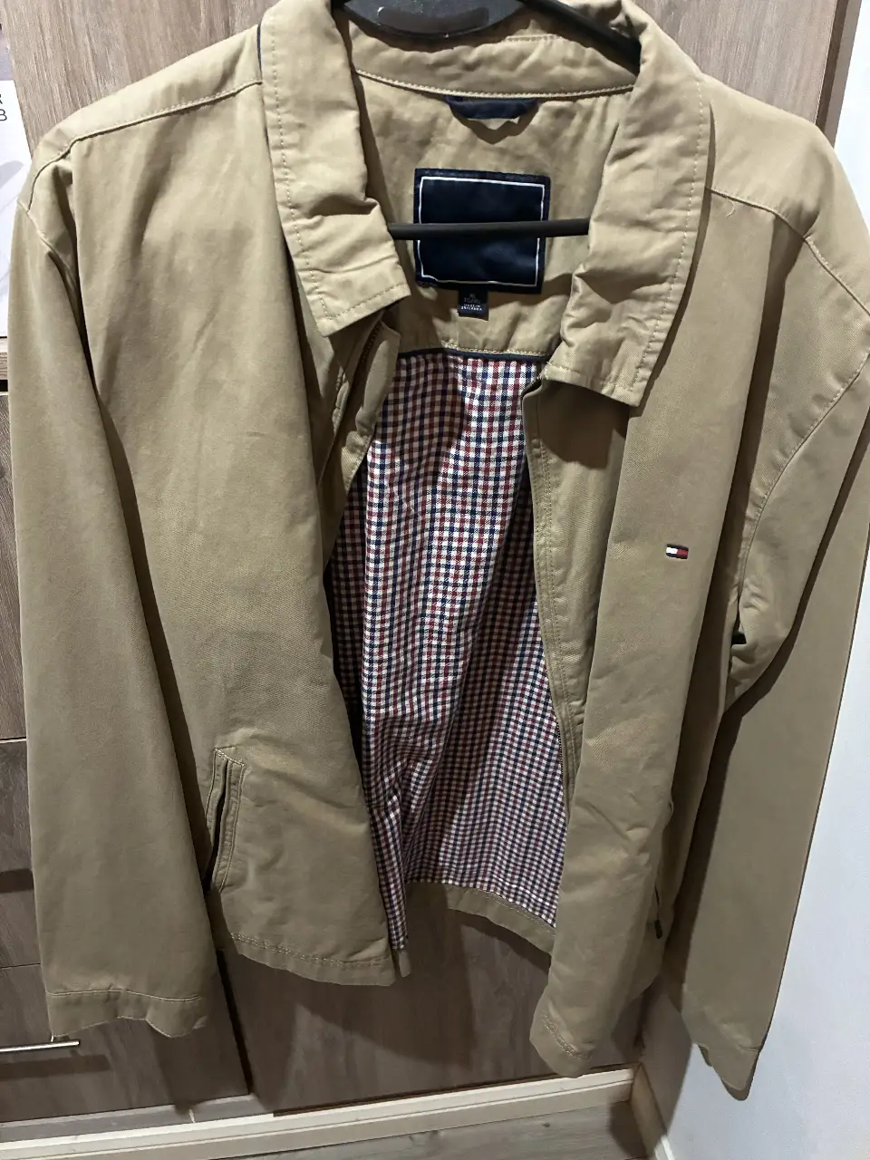 Campera Tommy Hilfiger color khaki, con forro a cuadros. Talle XL. Ideal para un look casual y canchero.