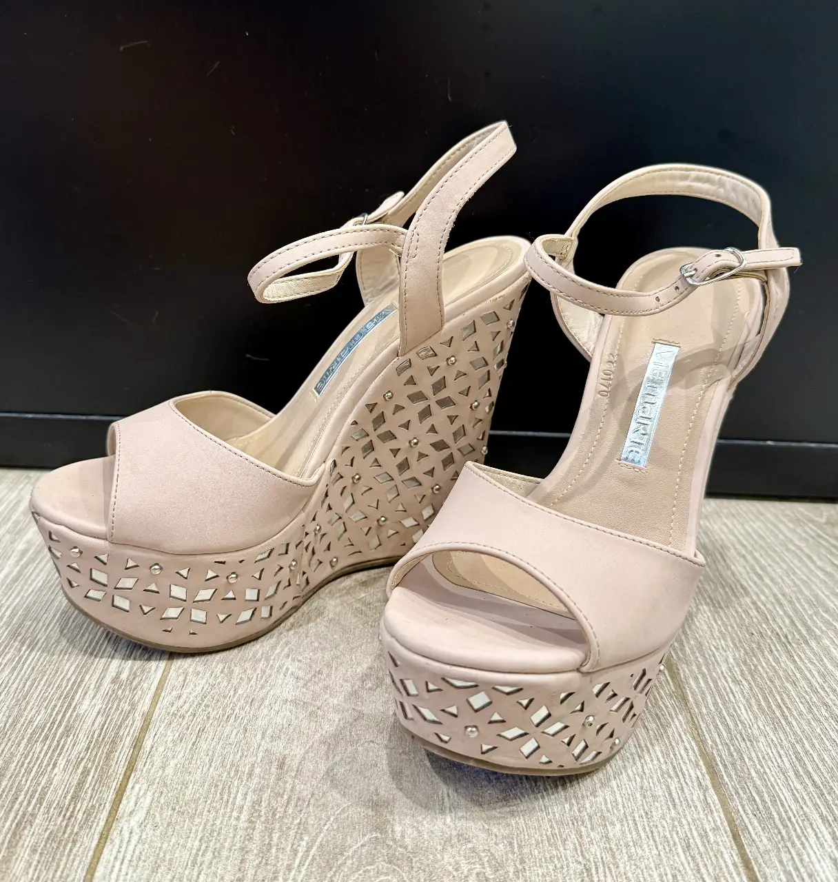 Sandalias de cuña color rosa nude con detalles calados y apliques. Tiras con hebilla para ajustar al tobillo. Ideales para eventos o salidas.
