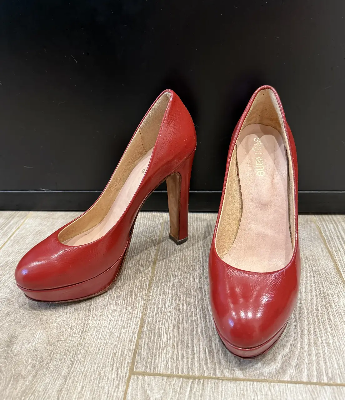 Zapatos de taco alto rojos, con plataforma y taco grueso. Ideales para darle un toque elegante a cualquier look.