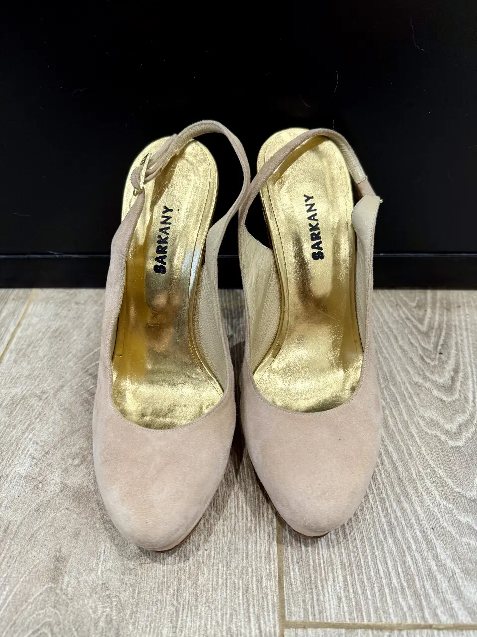 Elegantes zapatos de taco alto de la marca Sarkany, color rosa nude con detalles dorados. Ideales para eventos formales o fiestas.