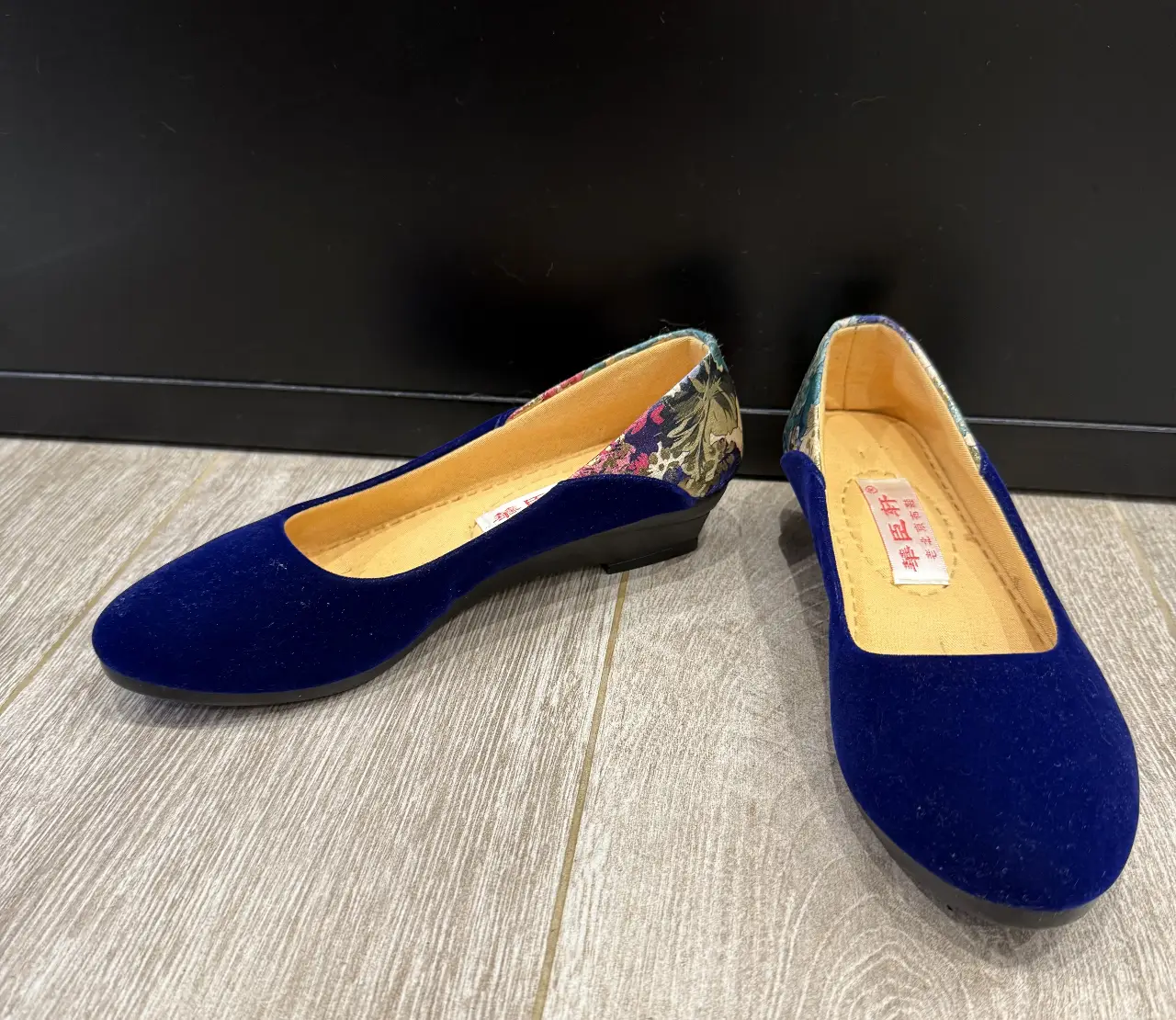 Ballerinas azules de terciopelo con detalles florales en el talón. Ideales para un look elegante y cómodo.talle 36.5