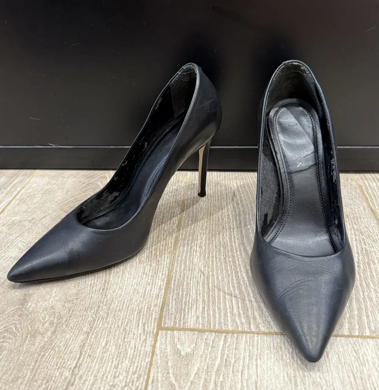Elegantes tacos negros de cuero, ideales para eventos formales o para darle un toque sofisticado a cualquier look. Diseño clásico con punta fina y taco alto.