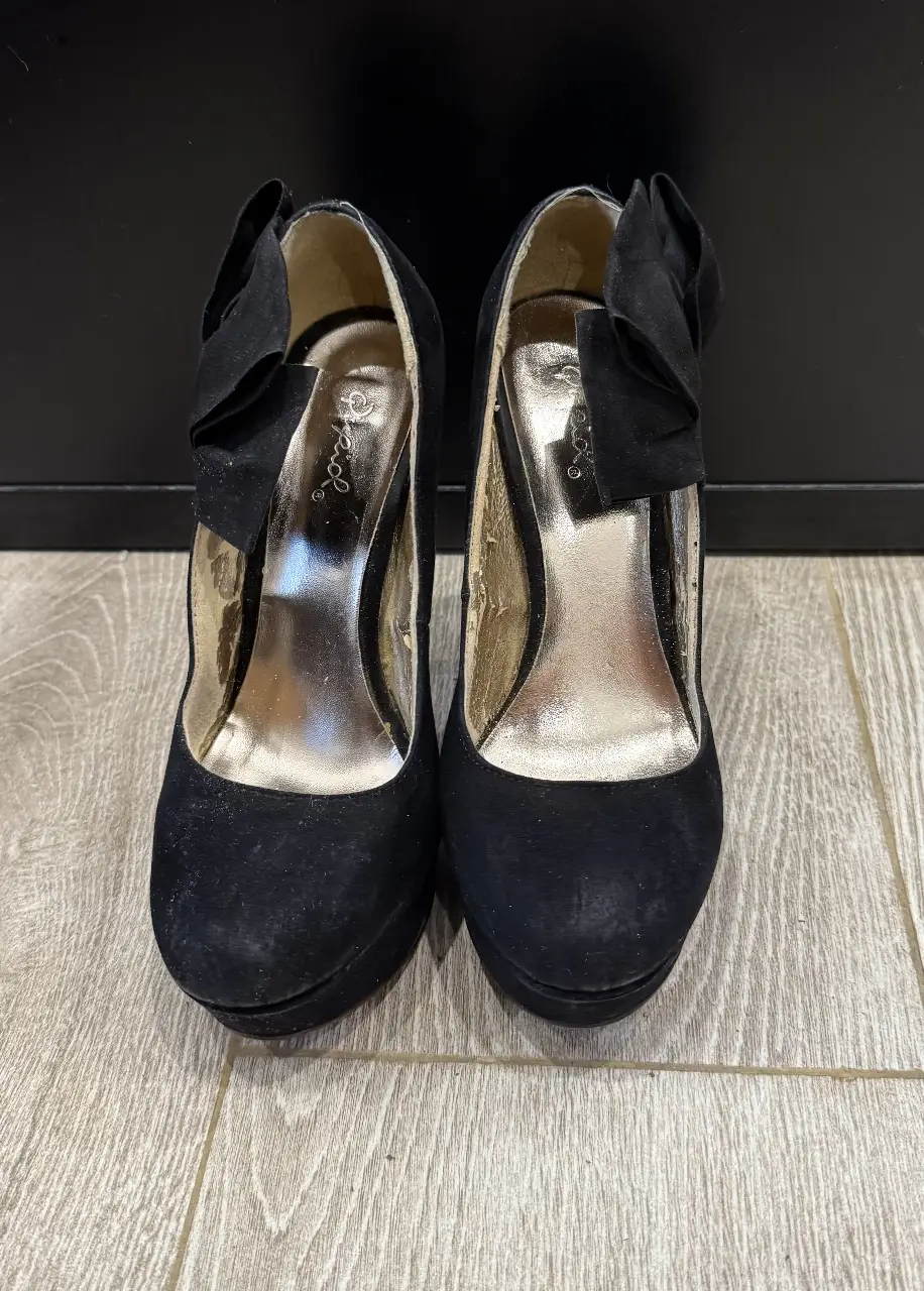 Zapatos de taco alto negros con plataforma y moño en la parte trasera . Ideales para fiesta.