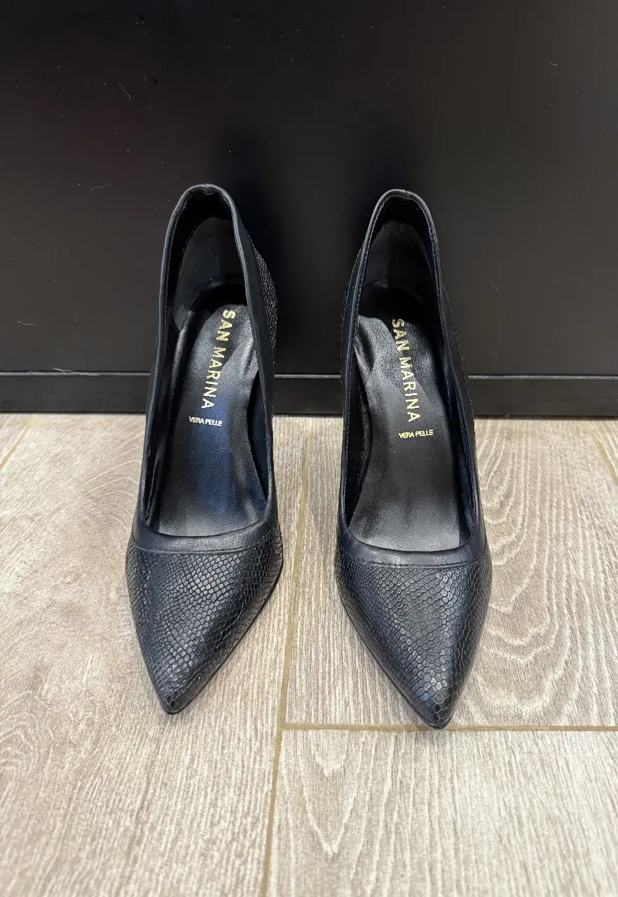 Elegantes tacos negros de la marca San Marina, con diseño de reptil. Ideales para eventos formales o para darle un toque sofisticado a tu look.