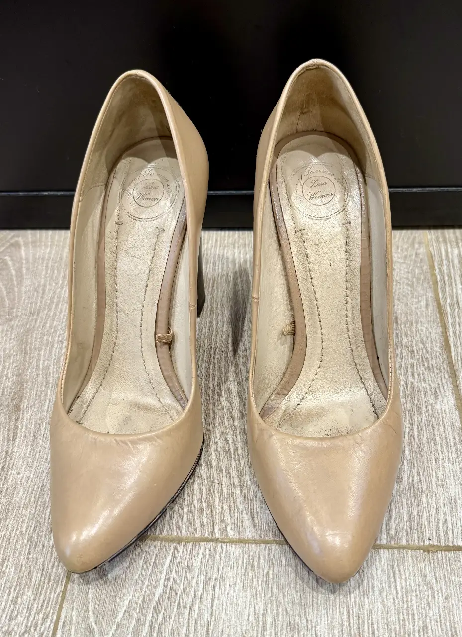 Elegantes tacos Zara color nude con taco grueso marrón. Ideales para eventos formales o para darle un toque sofisticado a tu look diario. Talle 38.
