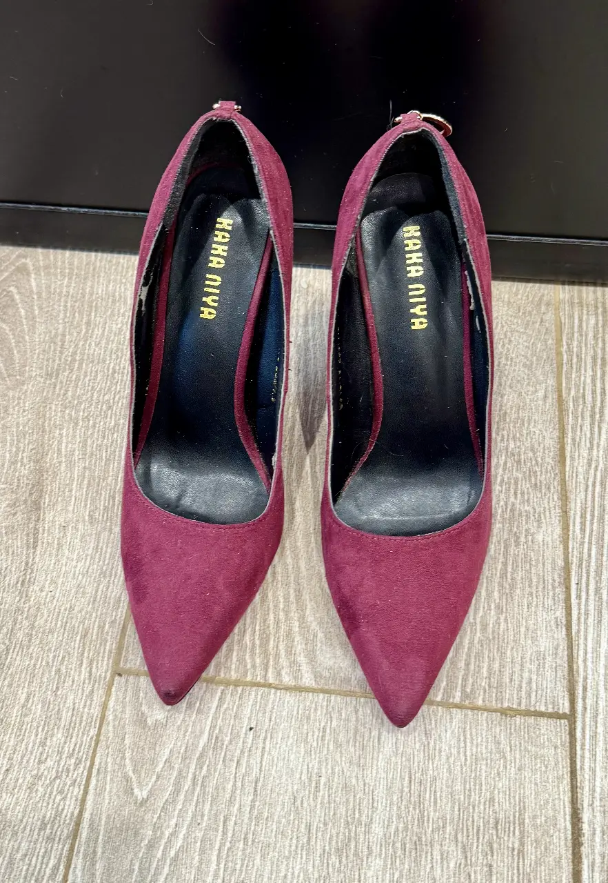 Zapatos de taco alto color borgoña con suela roja. Detalles de la marca en la plantilla y dije con la letra D en el talón. Ideales para eventos formales o fiestas. talle 36,5