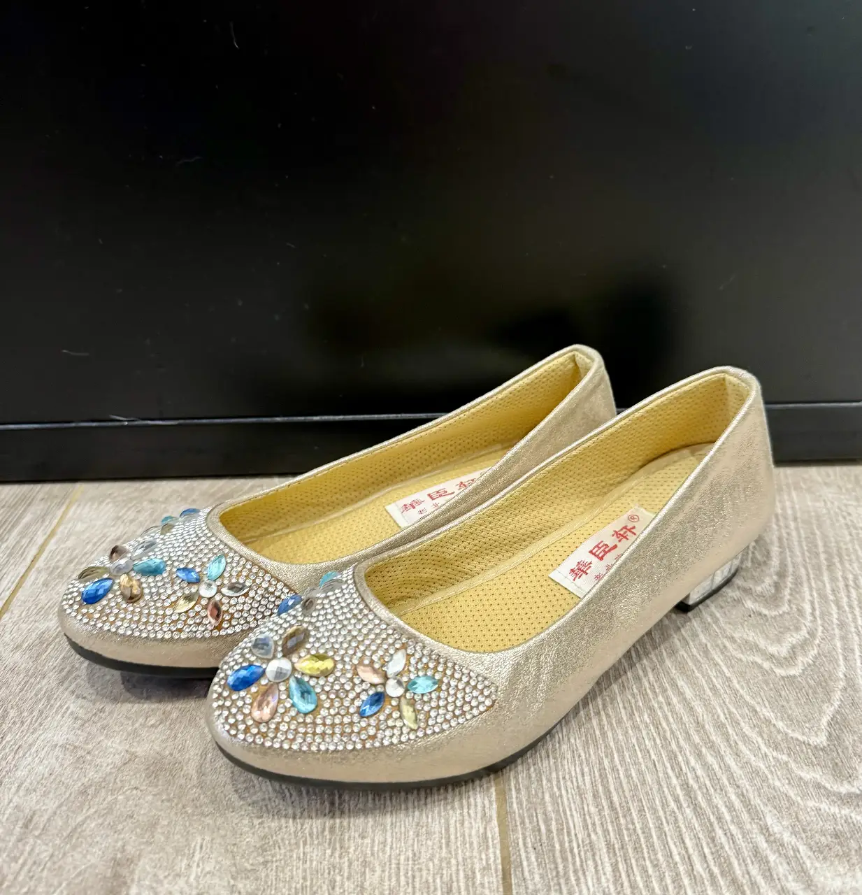 Ballerinas doradas con detalles de piedras multicolores. Ideales para un look elegante y cómodo.