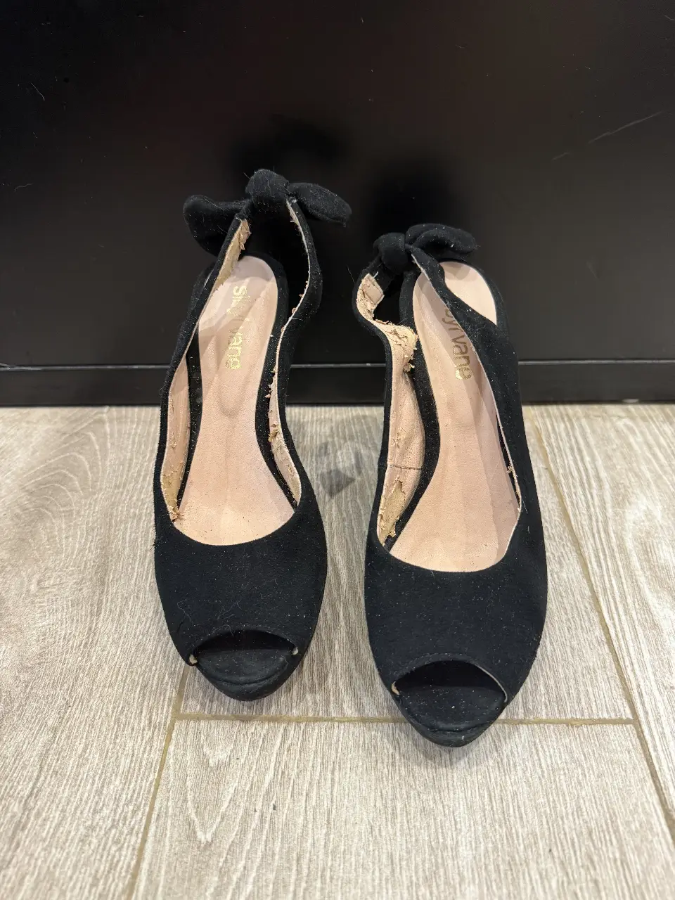 Elegantes tacos negros con moño en la parte trasera. Ideales para una fiesta o evento especial. Diseño sofisticado y femenino.