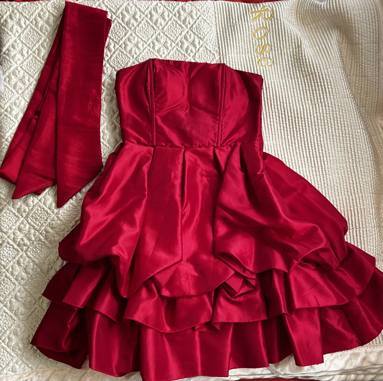 Vestido mini rojo, strapless, con falda con volados. Ideal para fiesta.