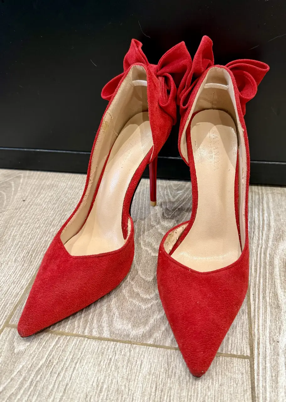 Elegantes tacos rojos de gamuza con moño en la parte trasera. Ideales para fiestas y eventos especiales. talle 36.5