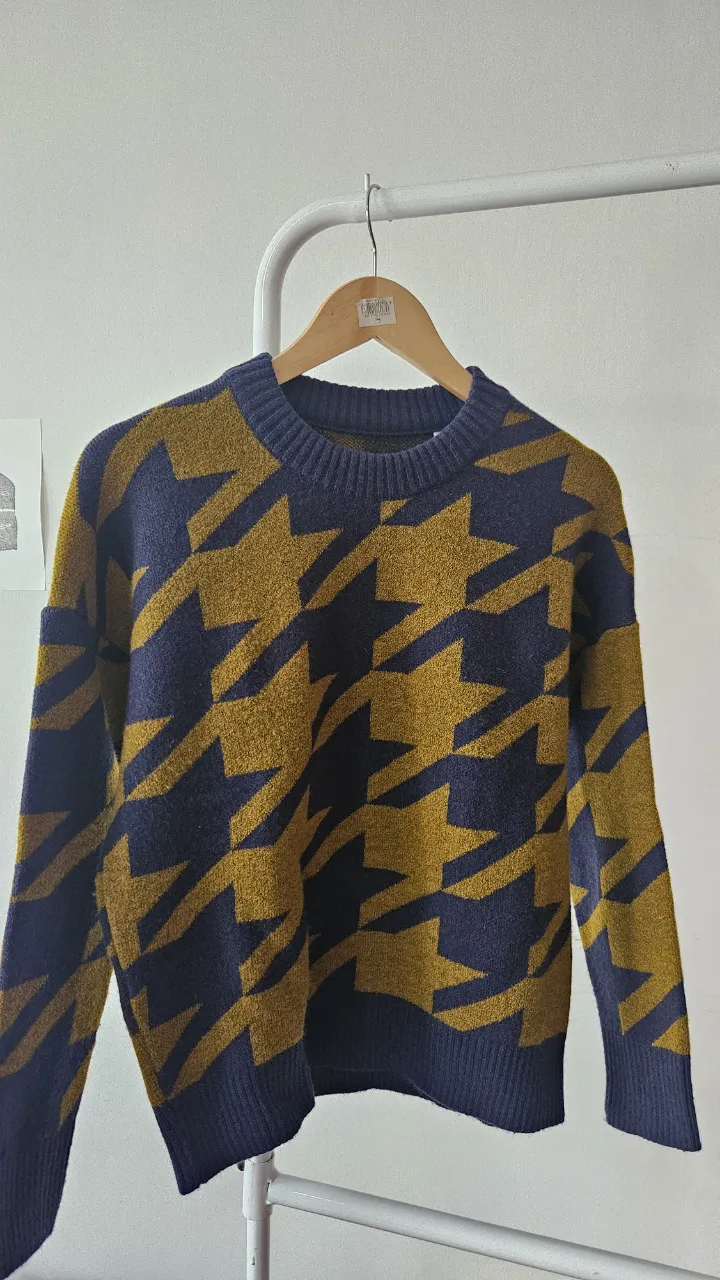 Sweater de tejido con estampa pied de poule  en azul marino y mostaza. Cuello redondo y mangas largas. Tejido pesado 100% algodón
 Marca Chica tejidos.