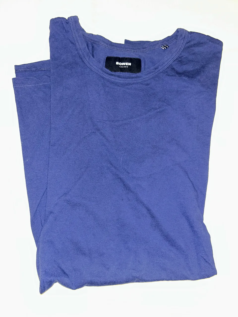 Remera de hombre de color azul, de manga corta y cuello redondo. Ideal para un look casual y cómodo.
