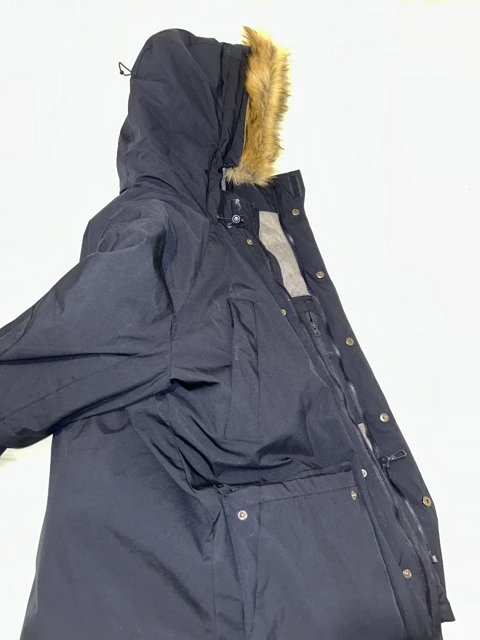 Campera de abrigo para hombre, color negro, con capucha y borde de piel sintética. Ideal para el invierno, con cierre y bolsillos.