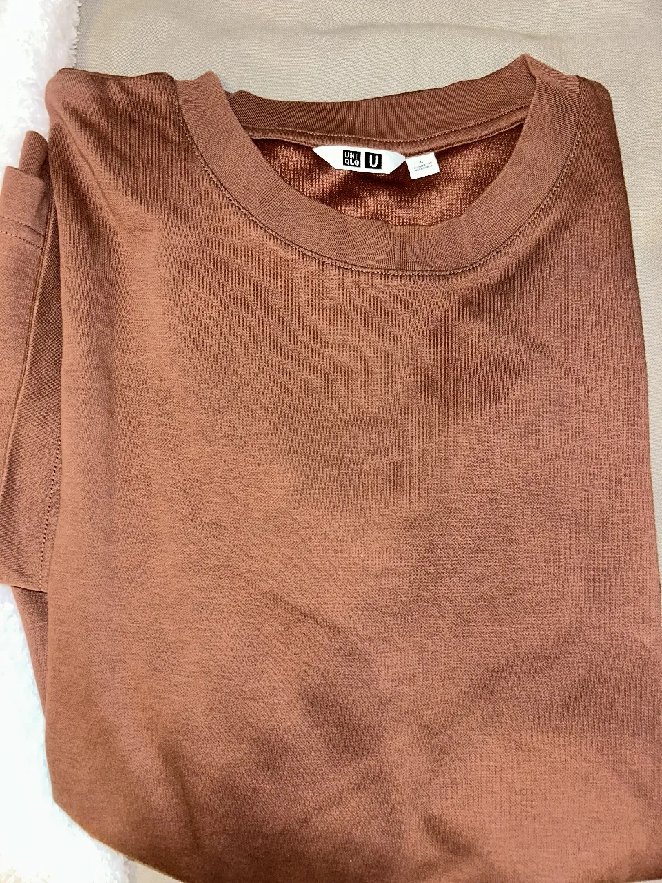 Remera manga corta de hombre, color marrón, de la marca Uniqlo U. Ideal para un look casual y cómodo. Estilo oversize.
