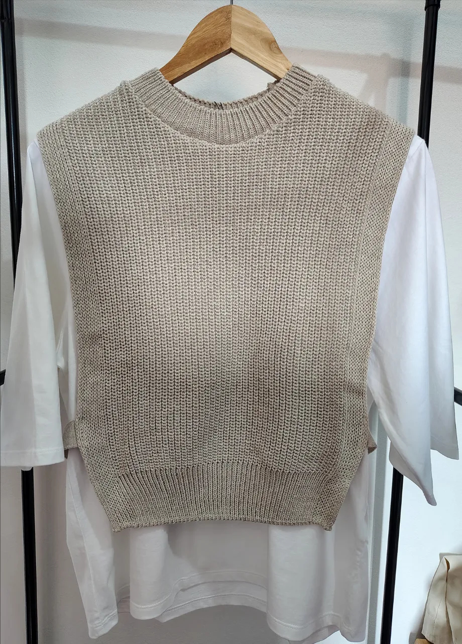 Chaleco tejido color tiza, con cuello redondo y sin mangas. Integrado a remera blanca de mangas 3/4 (2 en 1)