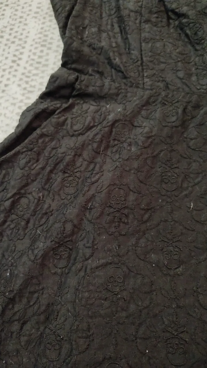 Vestido negro mini con estampado de calaveras y corsé en la espalda. Ideal para un look rocker o gótico.