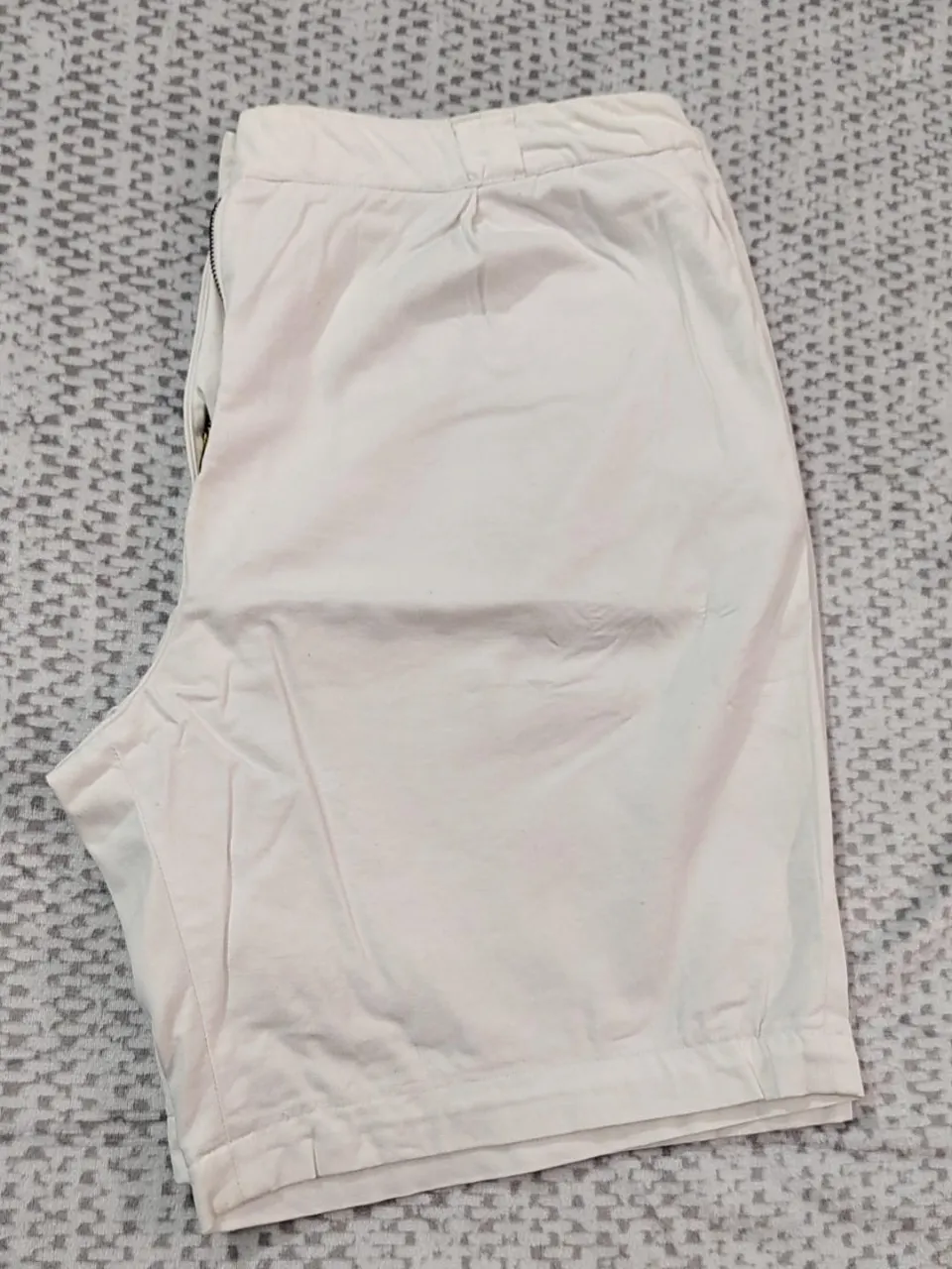 Short de hombre Lacoste blanco, talle 44. Ideal para un look casual y fresco.