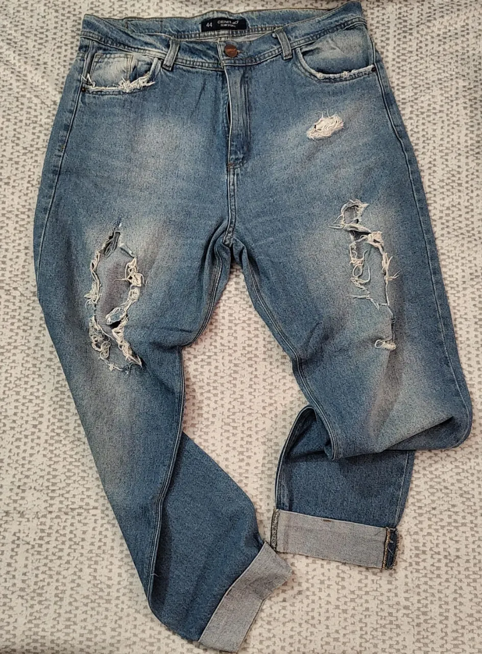 Jeans de hombre con roturas, tiro medio y corte recto. Talle 44. Estilo casual y moderno, ideal para un look urbano.