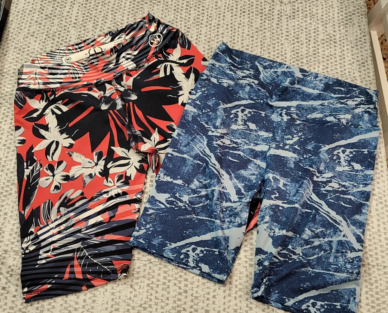 Shorts deportivos de mujer, estampados con diseños florales y abstractos. Ideales para actividades físicas y uso casual. Confeccionados en tela elastizada.