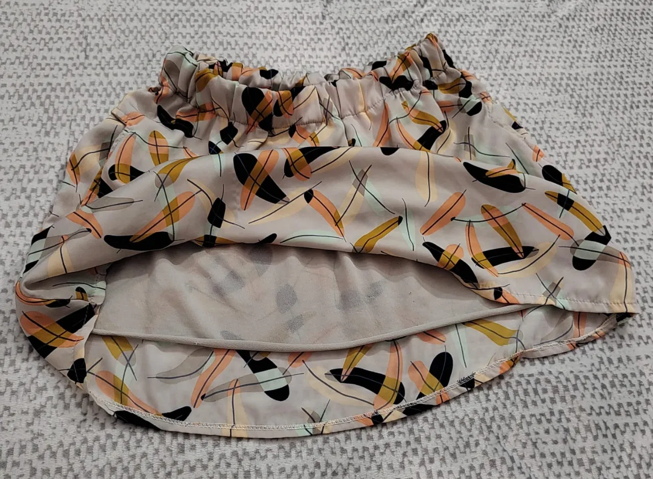 Pollera larga con estampado de hojas en tonos pastel. Ideal para un look fresco y casual.