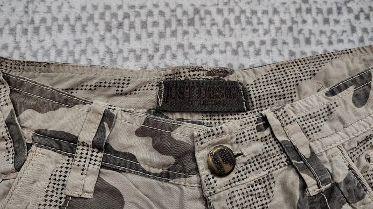 Short de hombre con estampado camuflado, estilo cargo, ideal para un look casual y aventurero. Perfecto para actividades al aire libre o para un estilo urbano.