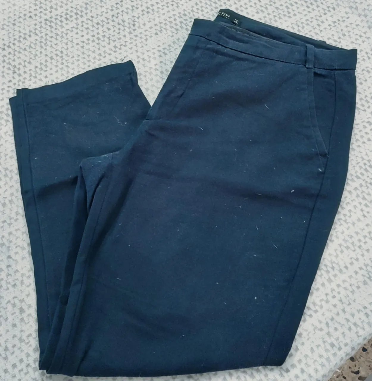 Pantalón sastrero azul marino de la marca Zara Basic, ideal para un look formal o de trabajo. Talle 44 EUR, fabricado en Vietnam.