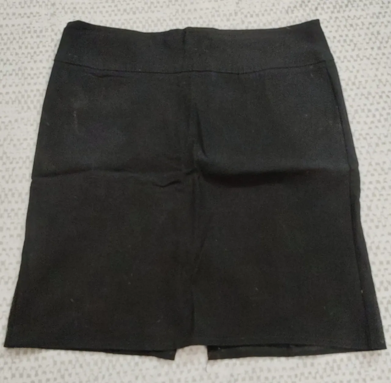 Pollera sastrera negra, ideal para un look formal o de trabajo. Confeccionada en un tejido de calidad, esta pollera ofrece un ajuste favorecedor y un estilo clásico.