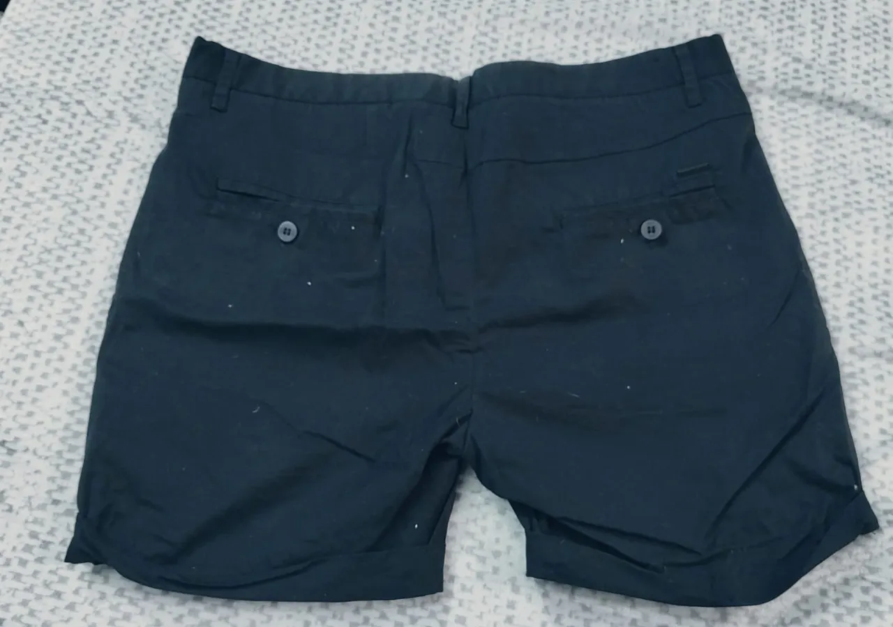 Short de jean azul oscuro para hombre, corte clásico y cómodo. Ideal para un look casual y versátil.