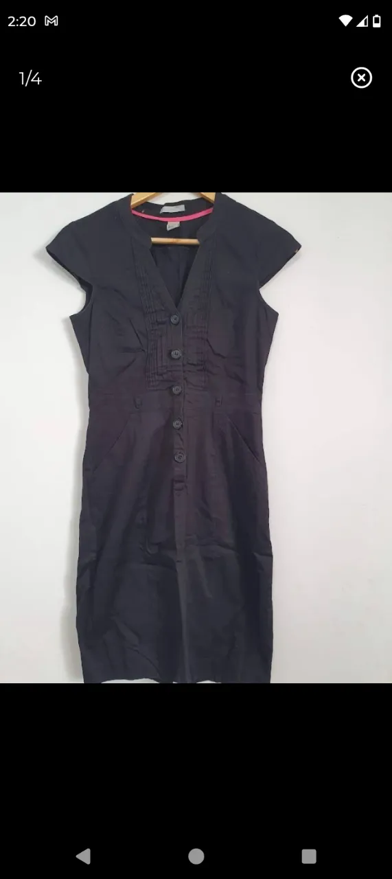 Vestido negro de H&M con cuello en V, detalles de frunces en el busto y botones al frente. Posee bolsillos laterales. Hermoso y al cuerpo. Talle S o XS. no tiene desgaste