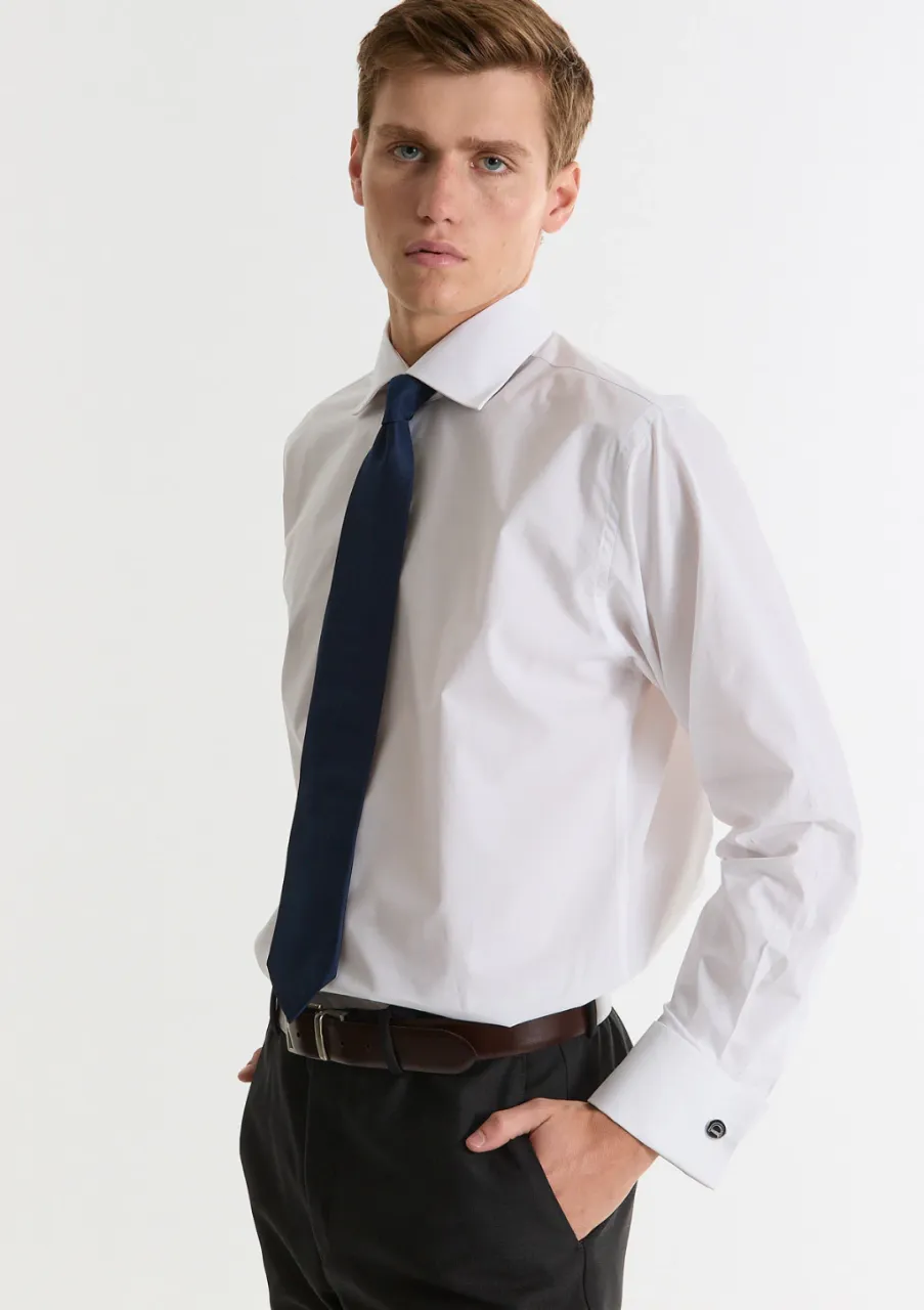 Camisa blanca de vestir para hombre marca GIESSO con puños para gemelos y cuello clásico. Oficialmente salen aprox 170k.