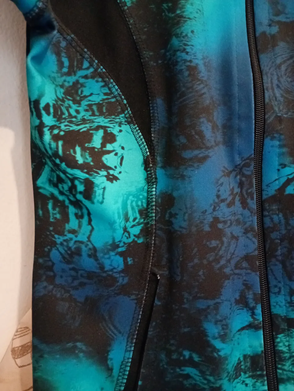 Buzo A ≠ - Vista 2