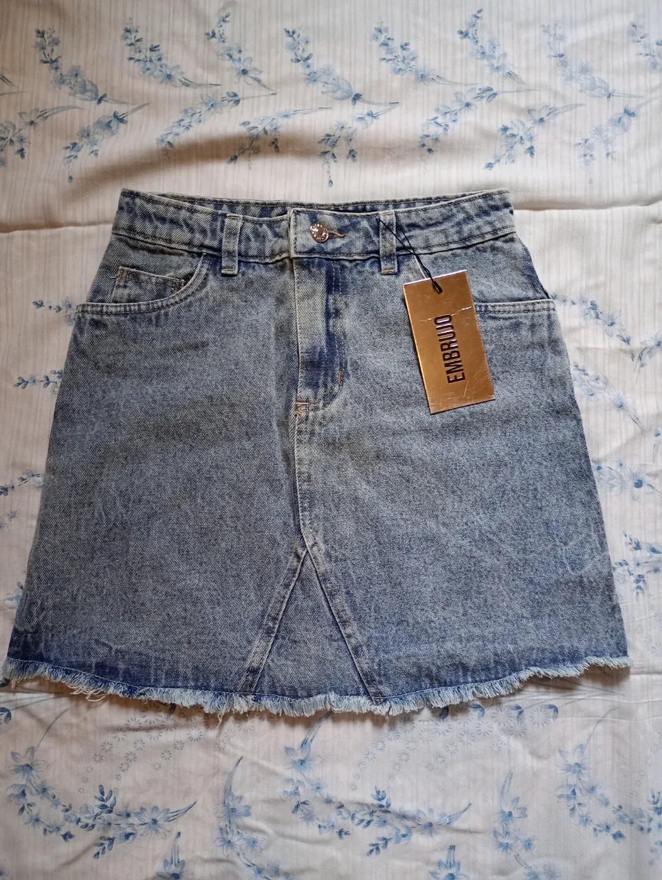 Pollera de jean corta con roturas en el ruedo. Tiene bolsillos delanteros y traseros. Nueva! talle 38