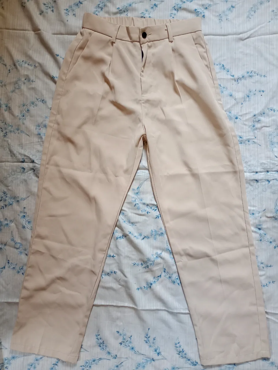 Pantalón color crudo con pinzas delanteras y elástico en la cintura trasera. Cierre con botón y cierre. Nunca se usó, quedó chico.