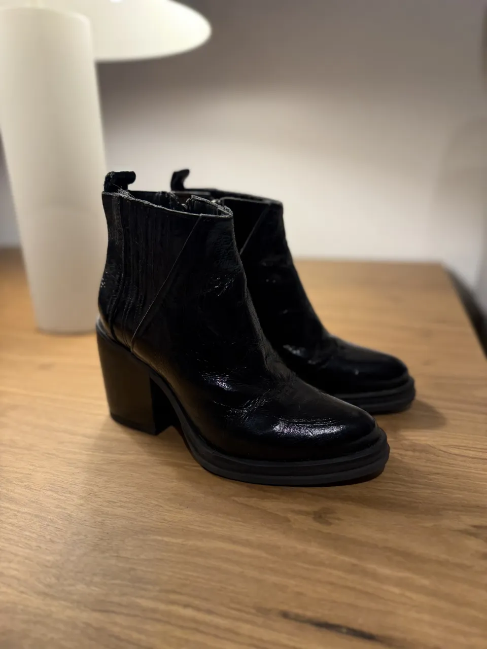 Botitas negras clásicas de cuero charolado con taco grueso