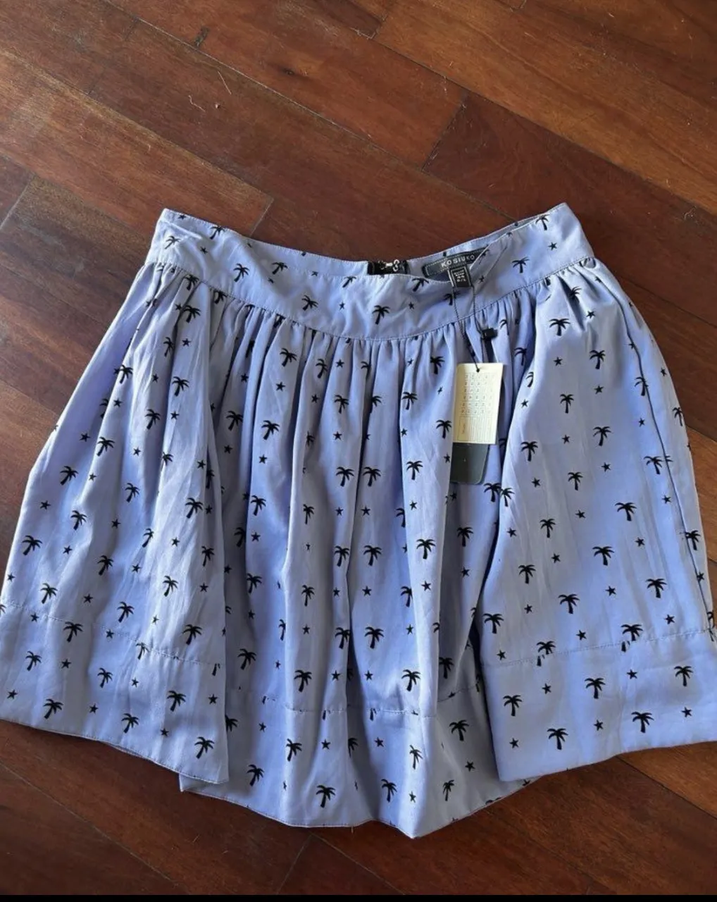 Pollera corta con estampa de palmeras y cierre trasero. Ideal para un look fresco y canchero.