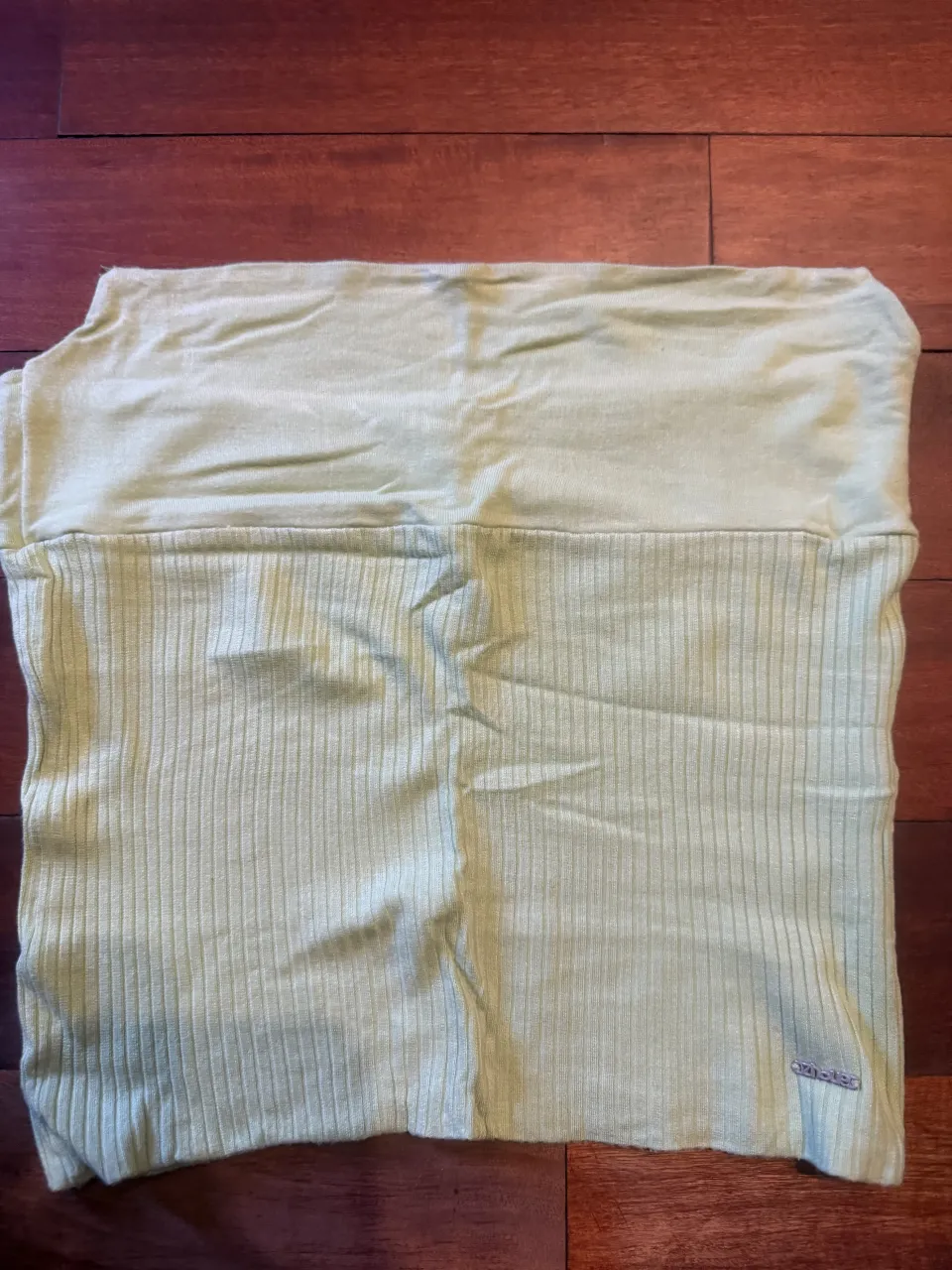 Top de algodón  en color verde menta. Perfecta para un look casual y cómodo, ideal para el día a día o para combinar con otras prendas.