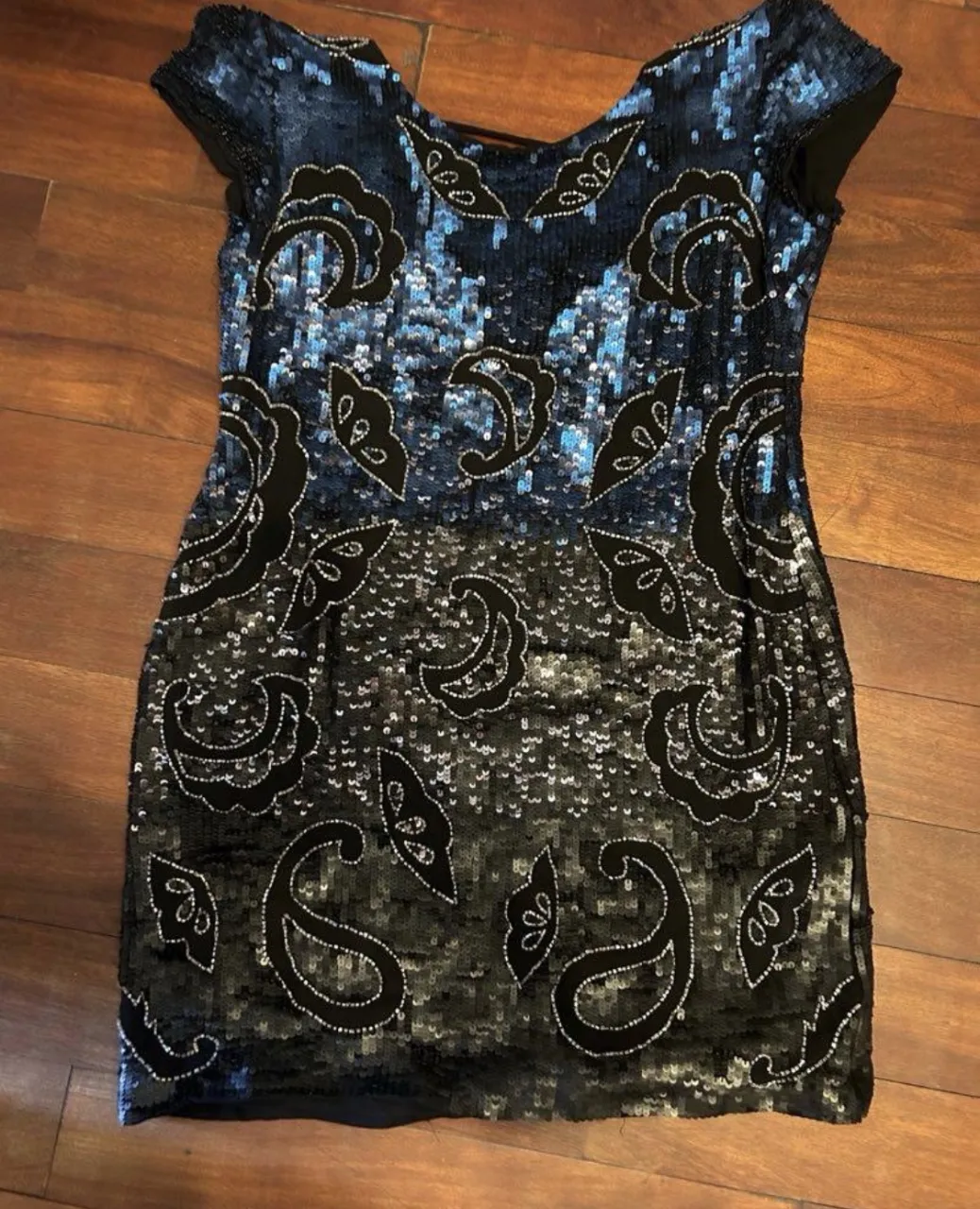 Vestido corto de fiesta totalmente bordado con lentejuelas. Diseño degradado de azul a negro.