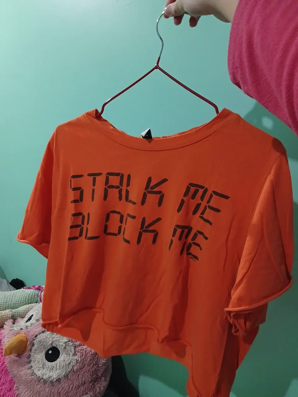 Remera crop naranja con estampado "STALK ME BLOCK ME". Ideal para un look casual y moderno.
