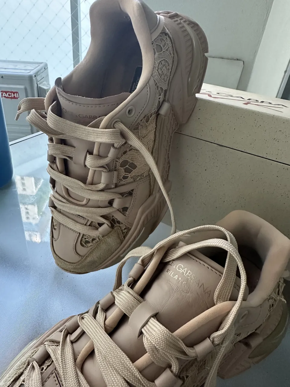 Zapatillas Dolce Gabbana de cuero color rosado con detalles de encaje floral en los laterales y la puntera. Cordones a tono y suela gruesa.Posee caja y bolso antipolvo. Todas las etiquetas originales.Posee un pequeño enganche en el encaje.