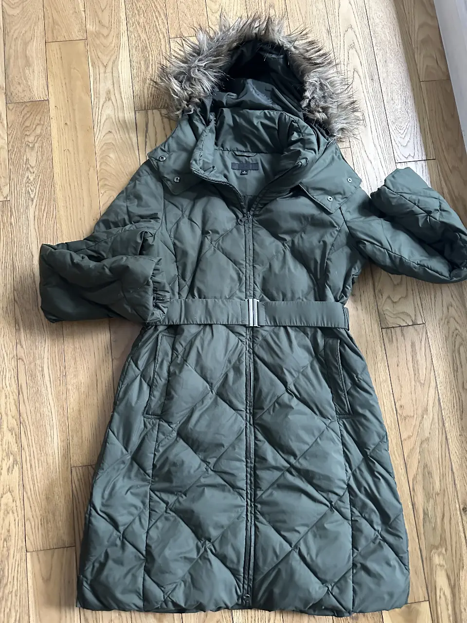 Bajó de precio!!!! Campera larga de pluma verde oscuro con capucha de piel sintética, cinturón y cierre. Ideal para el invierno.Pequeño enganche en la parte trasera. ultima foto.