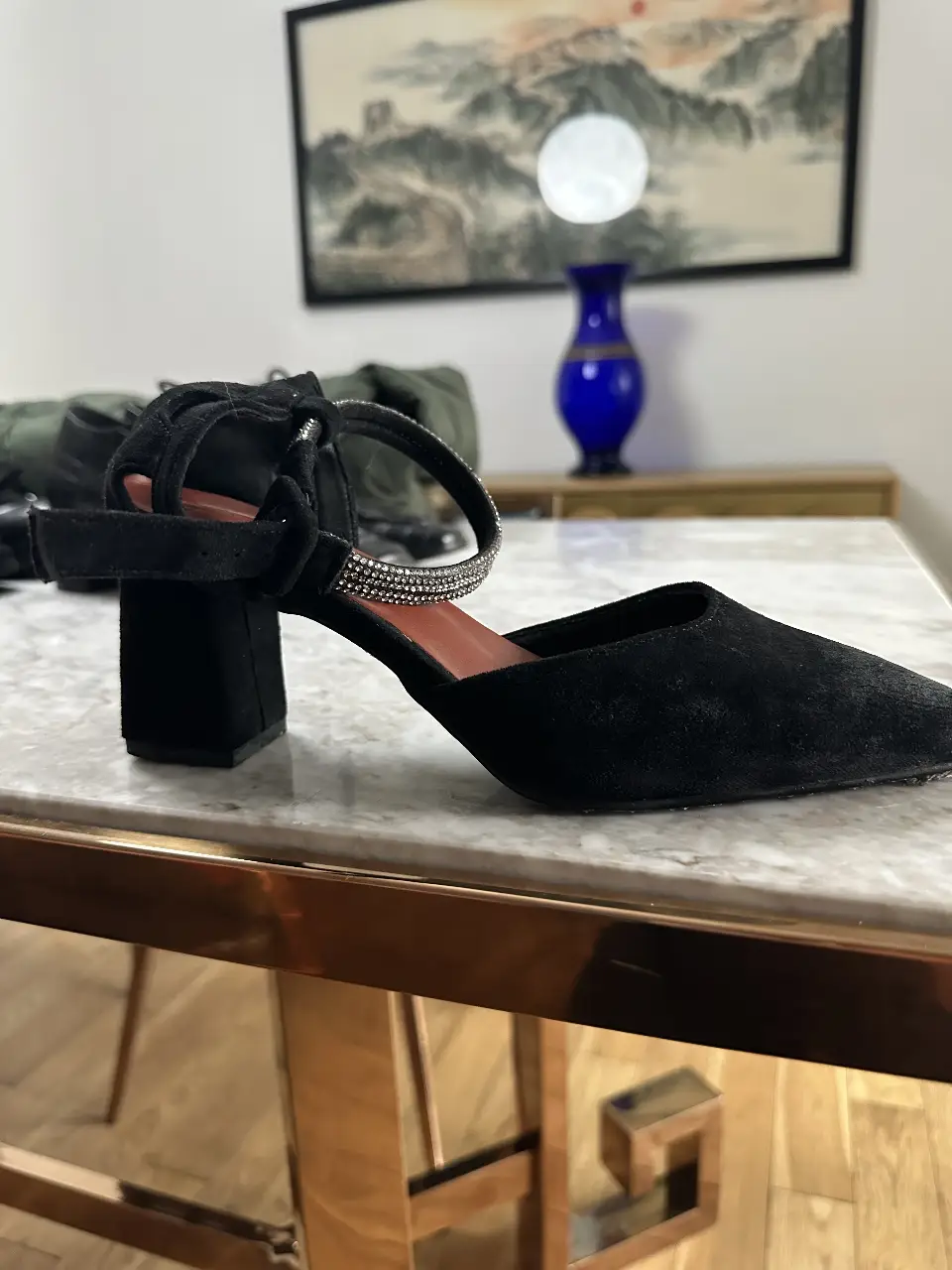 Elegantes zapatos de taco alto negros con detalles de strass en la tira del tobillo. Ideales para fiestas y eventos especiales.