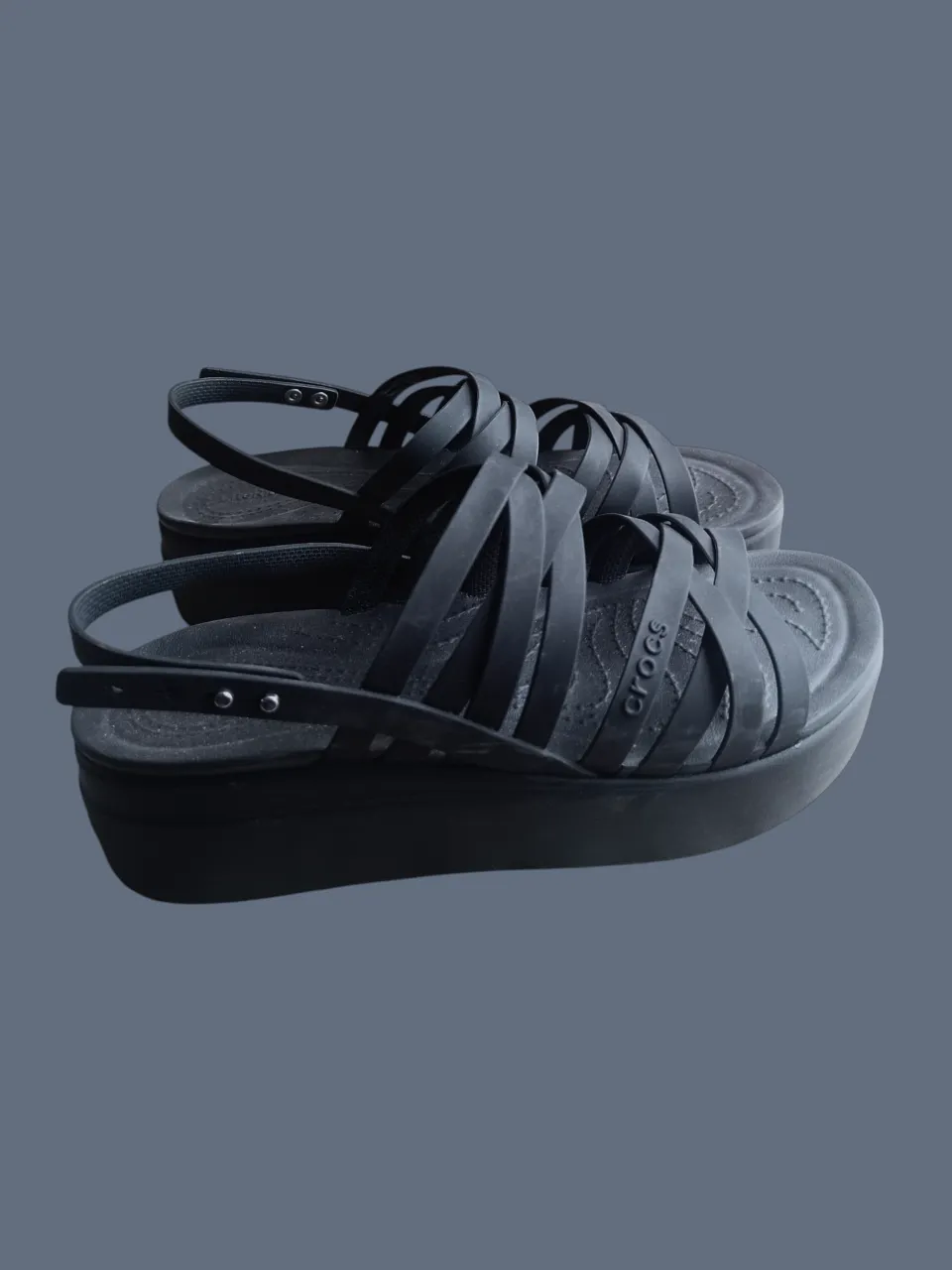 Sandalias Crocs Brooklyn negras con plataforma y tiras entrelazadas. Ideales para un look moderno y cómodo.