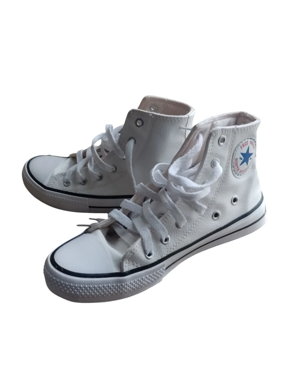 Zapatillas Converse blancas de caña alta, con cordones blancos y suela de goma. Ideales para un look casual y urbano.
