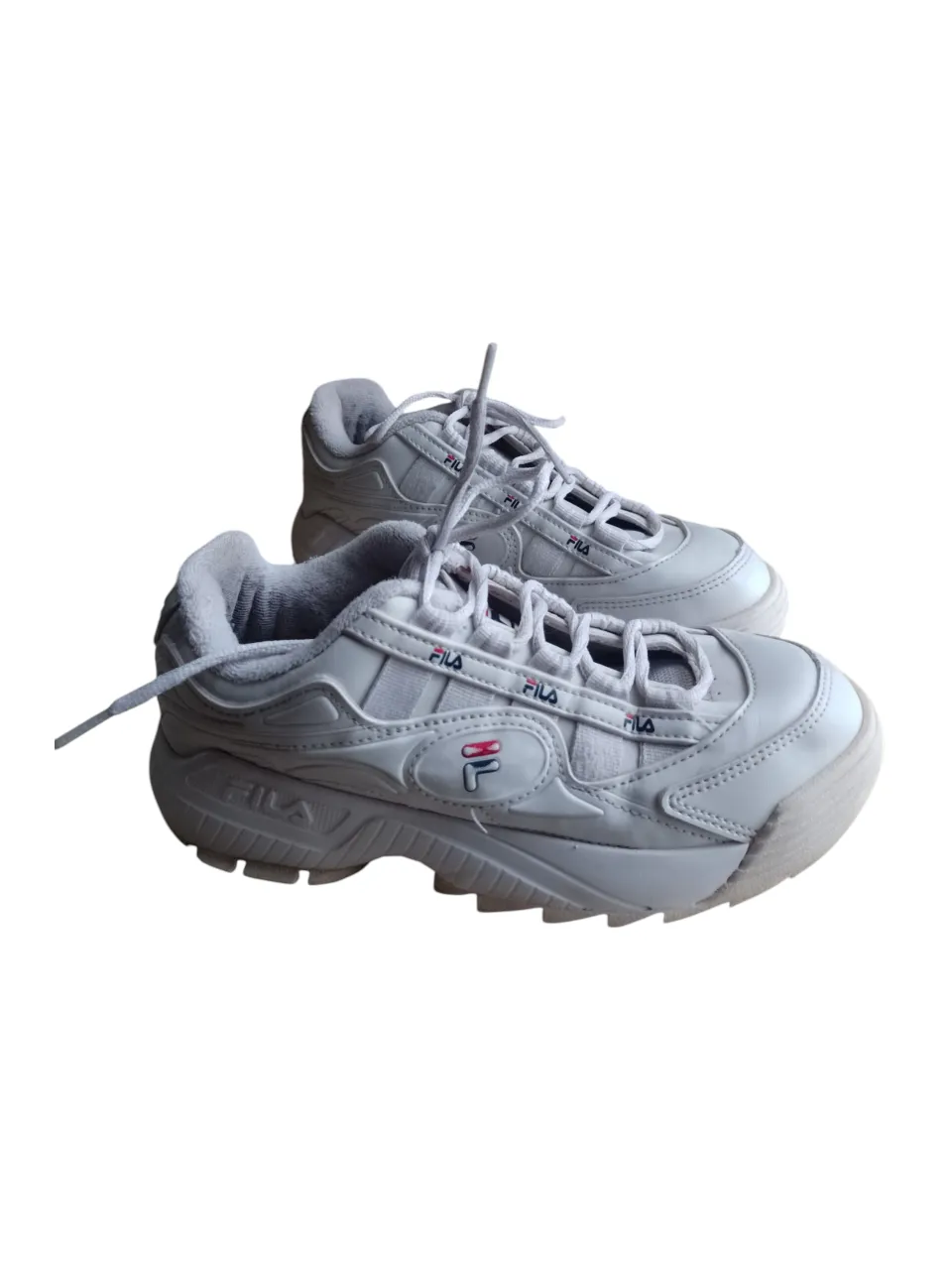 Zapatillas Fila blancas, con detalles en rojo y azul. Diseño deportivo y moderno, ideales para un look casual y cómodo. Perfectas para el día a día.