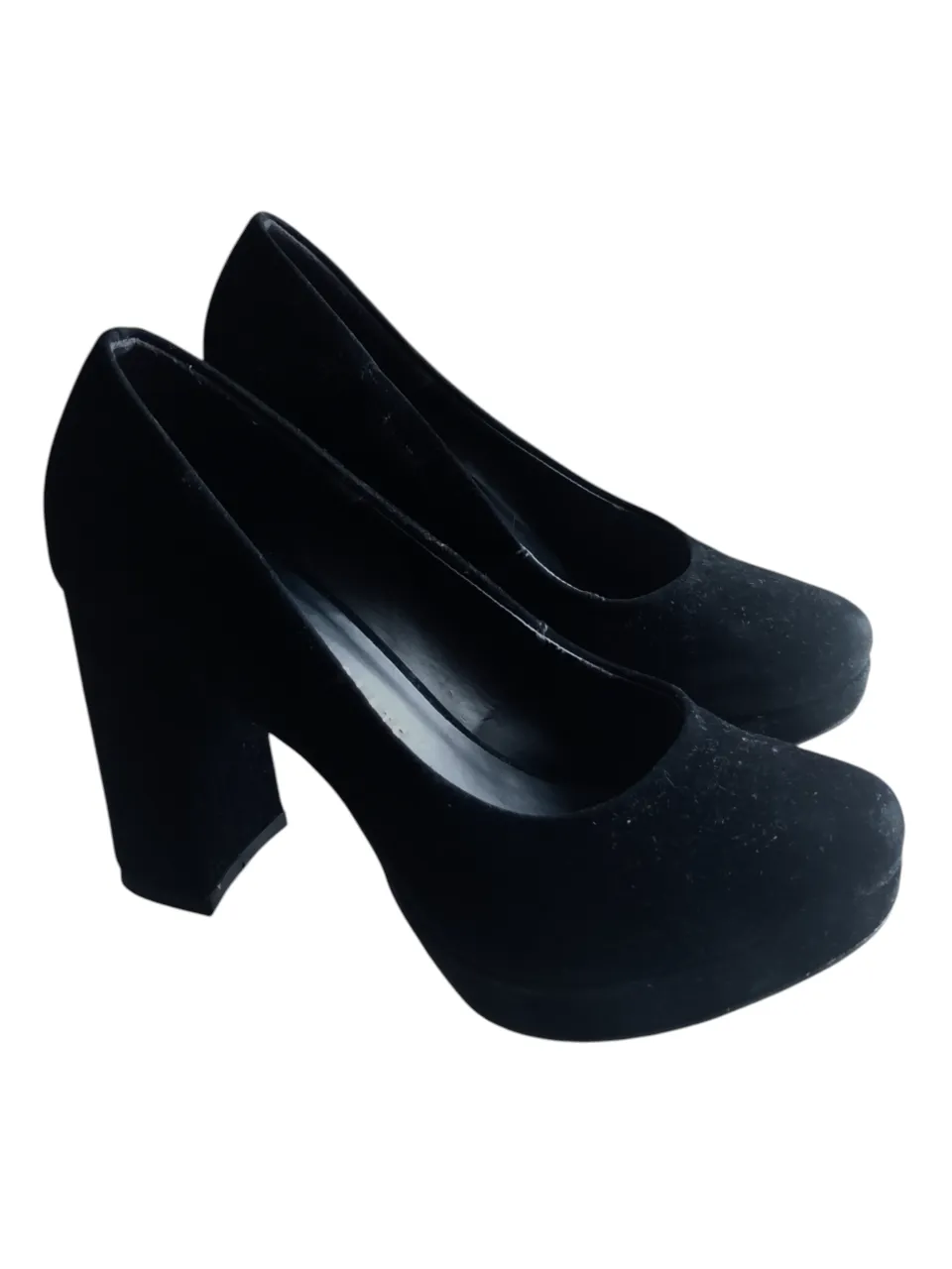 Elegantes zapatos de taco alto negros de gamuza, ideales para eventos formales o salidas nocturnas. Diseño clásico y sofisticado.