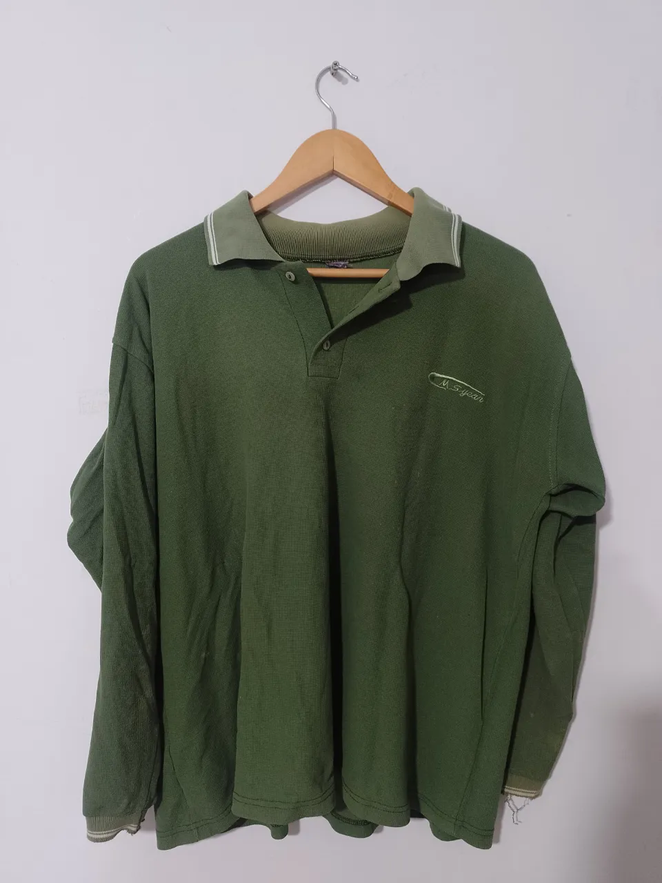 Sweater de hombre verde con cuello polo y manga larga. Ideal para un look casual y cómodo.
